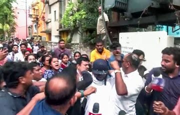 अभिषेक बनर्जी पर हमला, अंडे फेंके गए, धक्का-मुक्की में शर्ट फटी।