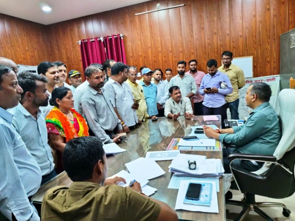 जनगणना ड्यूटी में अनियमितता पर भड़के शिक्षक, धरने के बाद प्रशासन झुका।