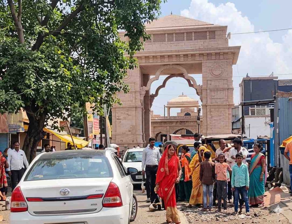 चक्रतीर्थ मुख्य द्वार पर जलभराव से श्रद्धालु परेशान, जल्द समाधान का आश्वासन।