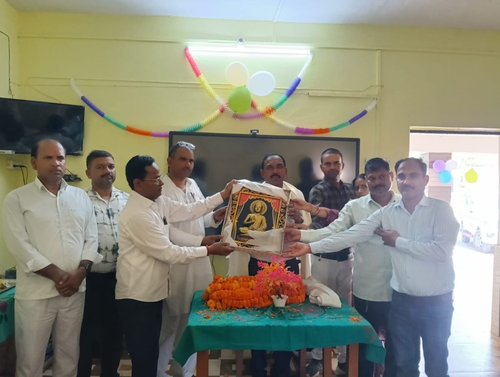 सेवानिवृत्ति पूर्व खण्ड शिक्षा अधिकारी सी.पी. गोंड का हुआ भव्य सम्मान।