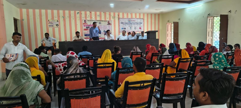 युवा उद्यमी विकास योजना का कैंप बघौली सभागार में हुआ आयोजित।