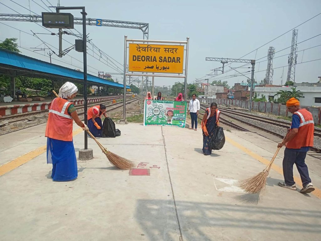 पूर्वोत्तर रेलवे में विश्व पर्यावरण दिवस अभियान के तहत चला जागरूकता अभियान।
