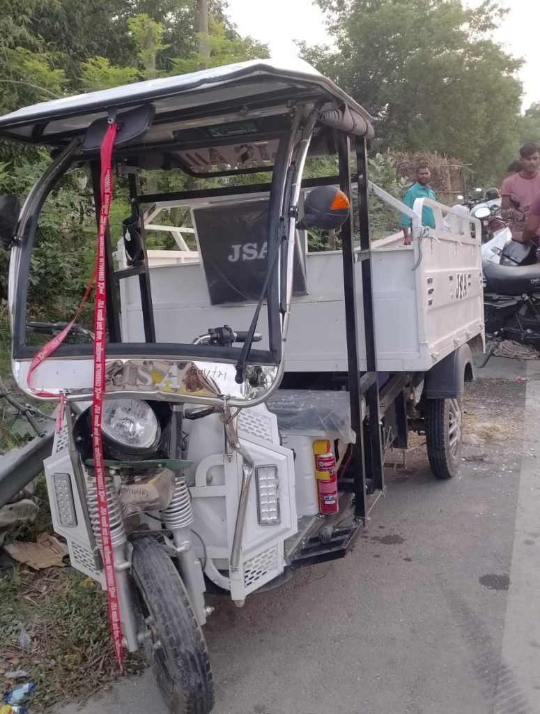 ट्रेलर ने पीछे से इ रिक्शा में मारी जोरदार ठोकर, चालक चोटिल।