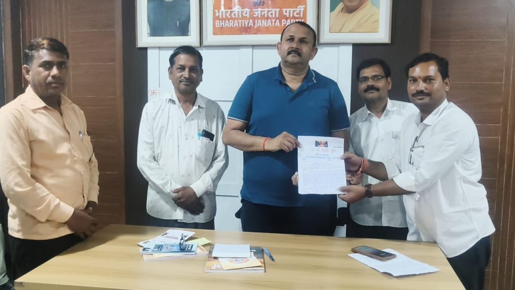 दूषित पानी से जूझ रहे सिसई के ग्रामीणों ने विधायक को सौंपा ज्ञापन, आरओ प्लांट लगाने की उठाई मांग।