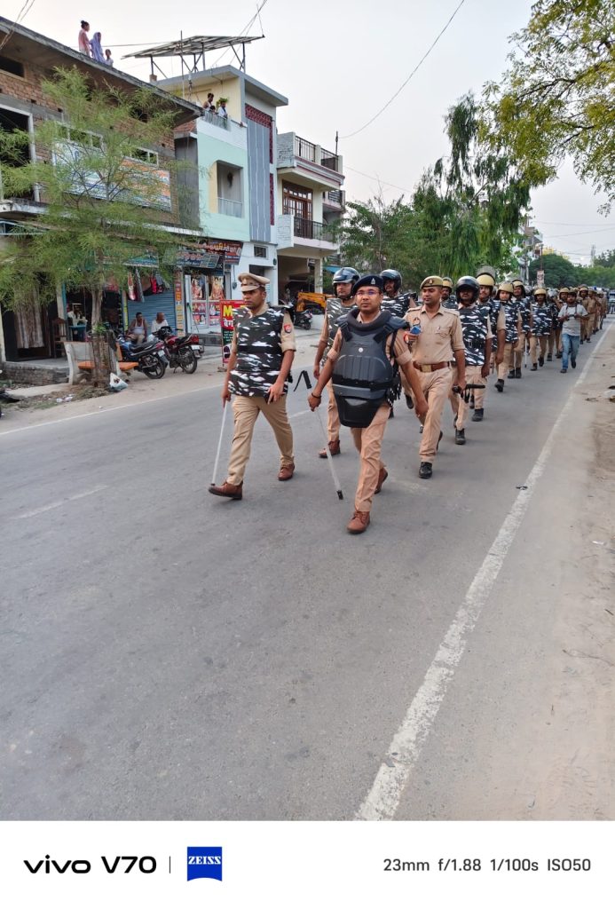 बकरीद पर्व को लेकर कोठीभार पुलिस का फ्लैग मार्च, सुरक्षा व्यवस्था का लिया जायजा।