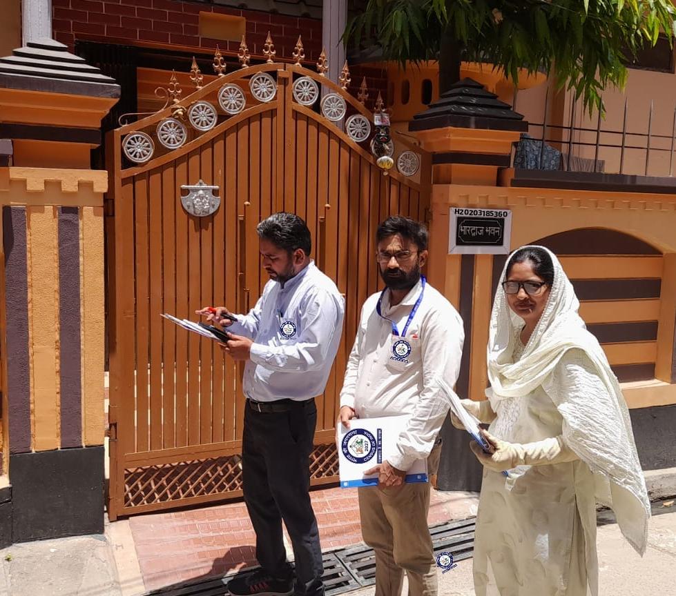 भीषण गर्मी के बीच जनगणना का प्रथम चरण शुरू, घर-घर पहुंच रहे प्रगणक।