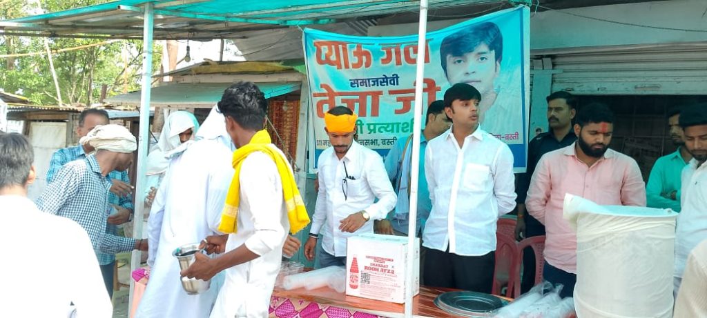 भीषण गर्मी में राहगीरों के लिए लगा प्याऊ, तेजा जी ने पिलाया ठंडा पानी।