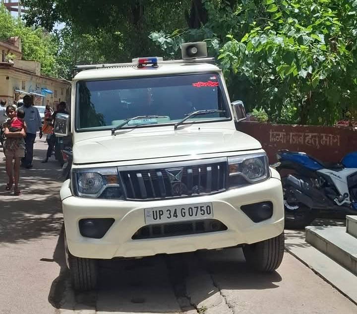 काली फिल्म लगाकर नियमों की अनदेखी कर रहे सदर तहसीलदार?
