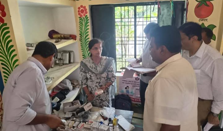 वीएनएसएनडी सत्र के निरीक्षण में लापरवाही पर डीएम सख्त, एएनएम को नोटिस जारी करने के निर्देश।