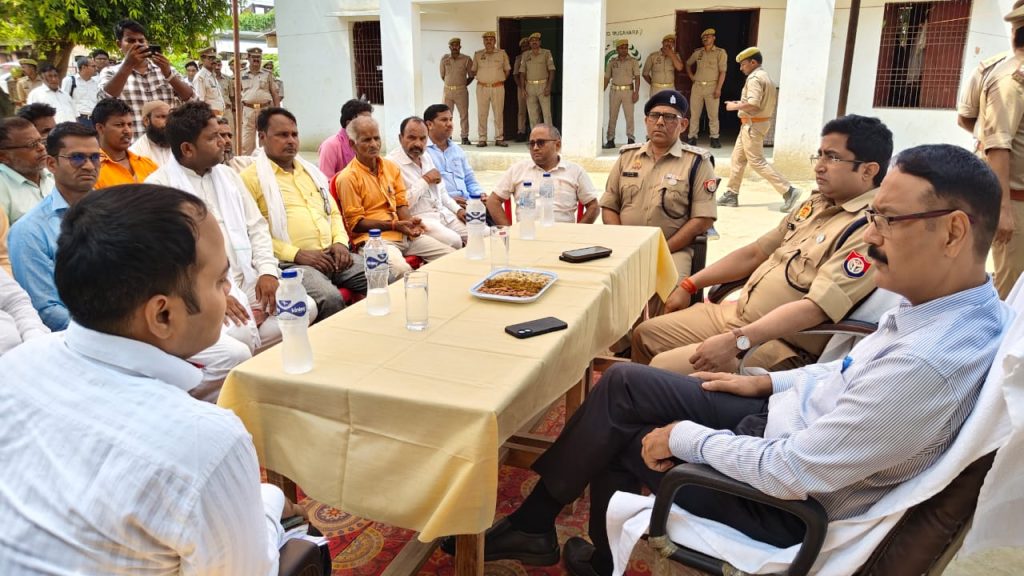 बकरीद को लेकर प्रशासन अलर्ट, डीएम व एसपी ने मुसहरा गांव में की पीस कमेटी की बैठक