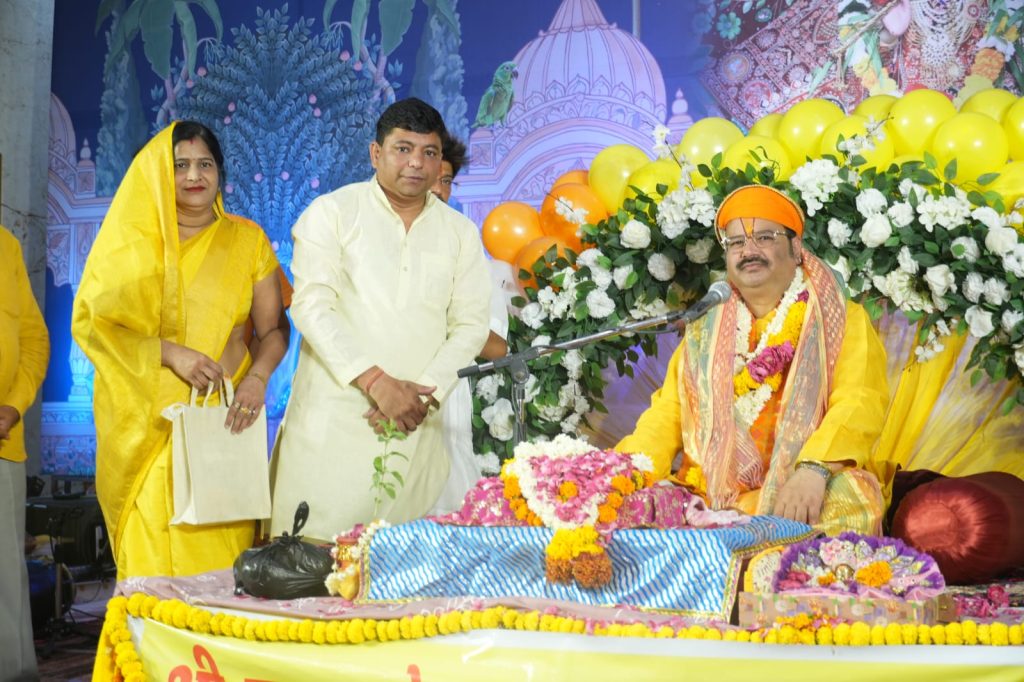 श्रीकृष्ण जन्मोत्सव में झूमे श्रद्धालु, “नंद के आनंद भयो जय कन्हैया लाल की” से गूंजा पंडाल।