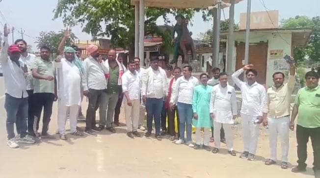 प्रधानों का कार्यकाल बढ़ाने के विरोध में प्रदर्शन, समय से पंचायत चुनाव कराने की मांग।