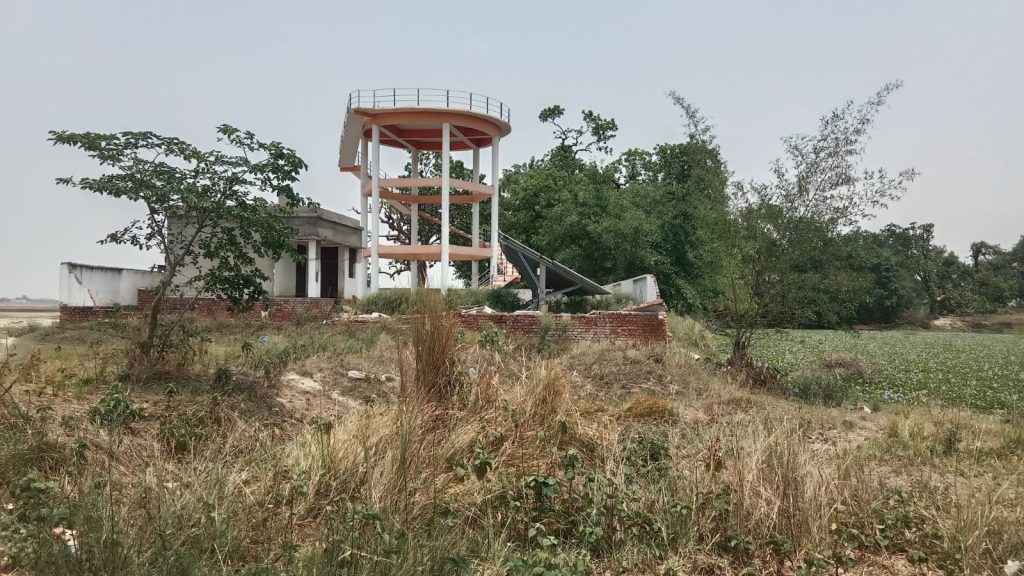 आंधी-पानी में जल जीवन मिशन की पानी टंकी की चारदीवारी ध्वस्त।