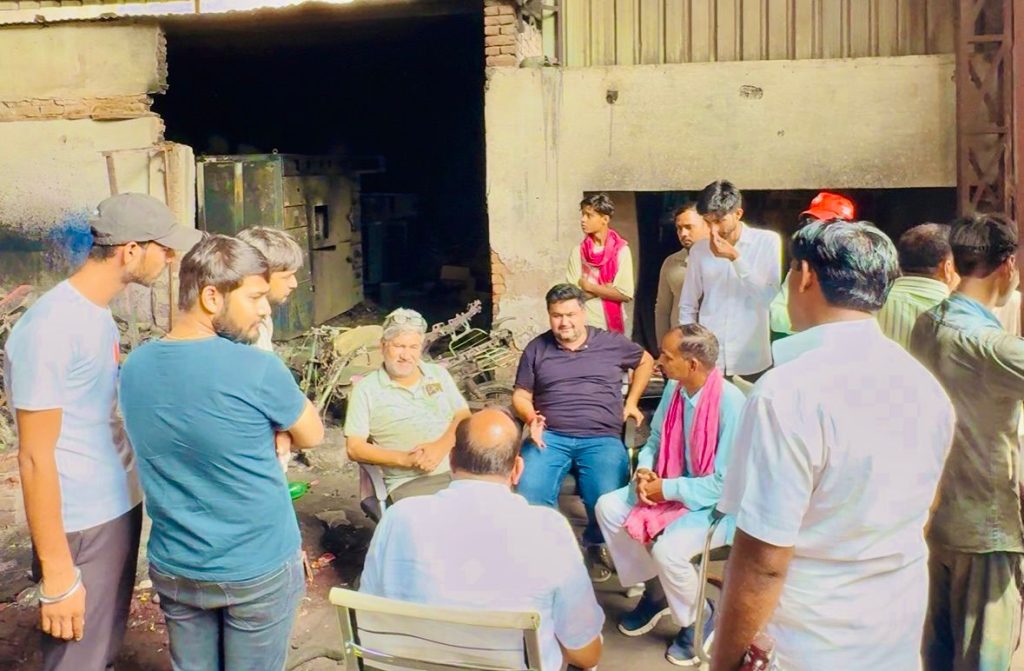 मथुरा में फैक्ट्री अग्निकांड: सपा नेता अनिल अग्रवाल की पहल से पीड़ितों को मिली त्वरित राहत।