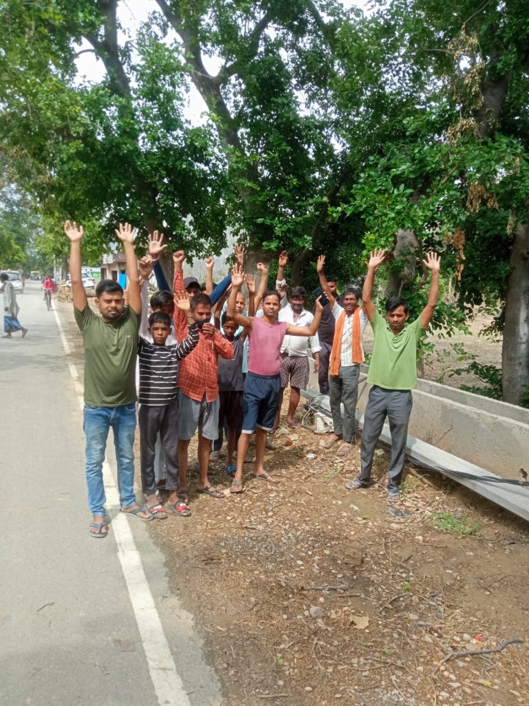आंधी-पानी से टूटे बिजली पोल, अनन्तपुर चौराहा बस्ती में पांच दिन से अंधेरा; ग्रामीणों ने किया प्रदर्शन।