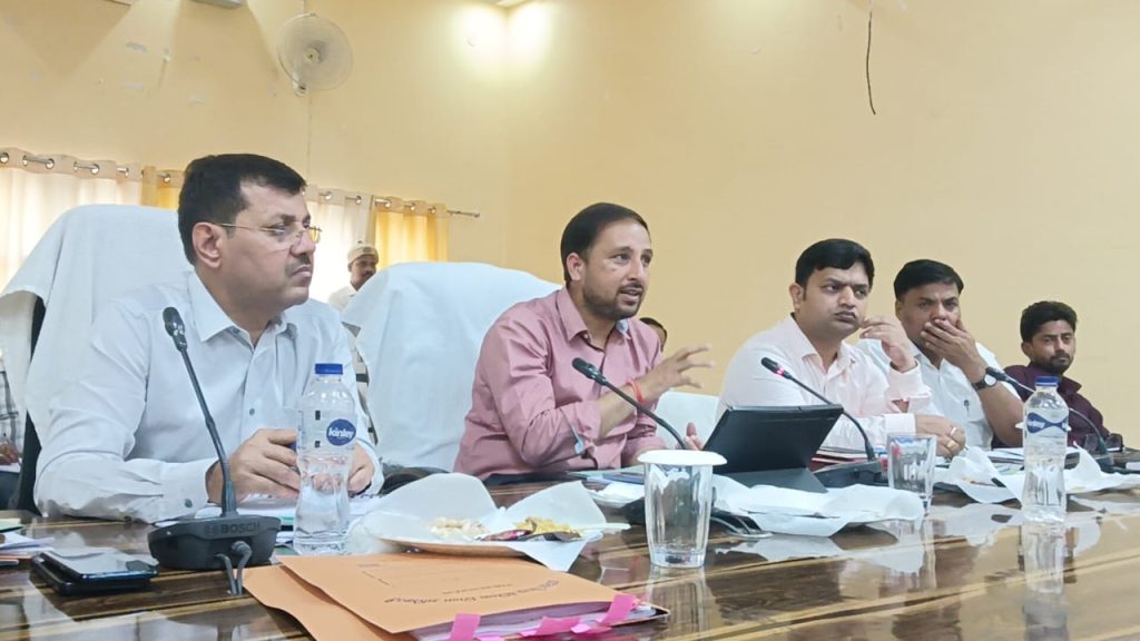 विकास योजनाओं की समीक्षा में डीएम सख्त, एक वर्ष की कार्ययोजना और स्पष्ट लक्ष्य तय करने के निर्देश।