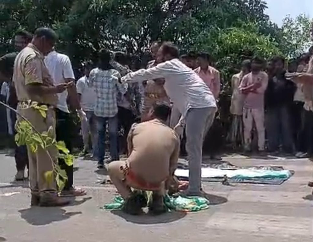 ट्रक की टक्कर से मां-बेटे की दर्दनाक मौत, परिवार में मचा कोहराम।