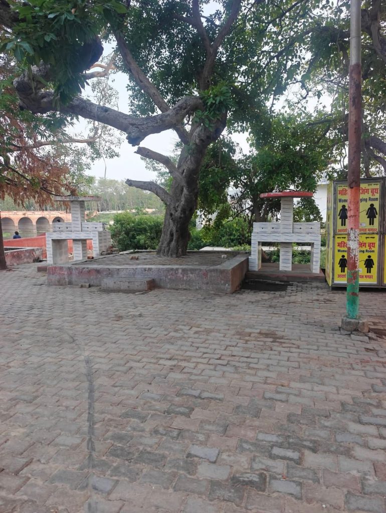 चार साल से अधूरा पड़ा प्याऊ, टंकी और टोटी के बिना राहगीरों की प्यास बुझाने में नाकाम।