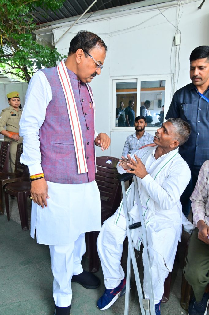 जनता दर्शन में उप मुख्यमंत्री केशव प्रसाद मौर्य ने सुनीं समस्याएं, अधिकारियों को त्वरित निस्तारण के निर्देश।