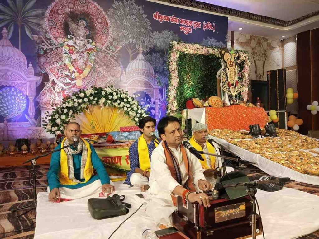 धीरज बावरा के भजनों पर ब्रजवासी हुए मंत्र मुग्ध।