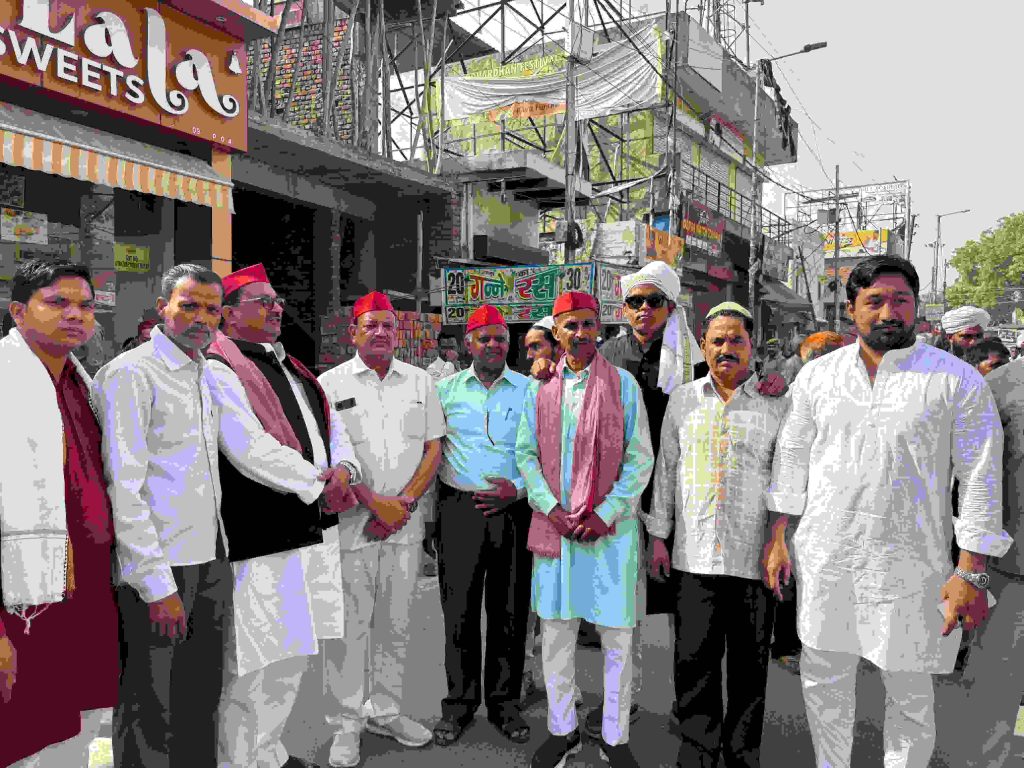 मथुरा में गंगा-जमुनी तहज़ीब की मिसाल: ईद-उल-अज़हा पर समाजवादियों ने बढ़ाया भाईचारे का पैगाम।