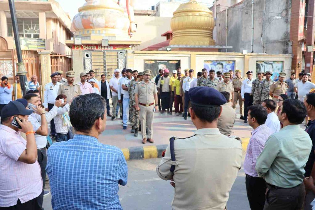 वृंदावन में यातायात व सुरक्षा व्यवस्था का डीएम-एसएसपी ने किया निरीक्षण, अवैध अतिक्रमण हटाने को विशेष टीम गठित।