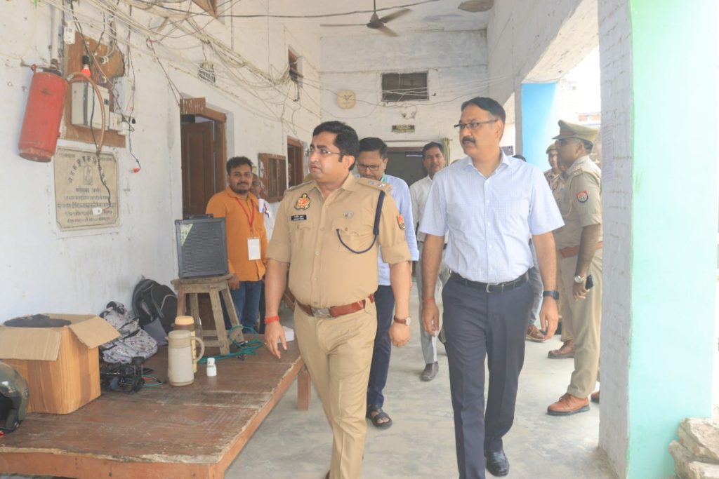 डीएम व एसपी ने उ0प्र0 पुलिस भर्ती परीक्षा-2025 को सकुशल व पारदर्शी ढंग से संपन्न कराने हेतु परीक्षा केंद्रों का किया औचक निरीक्षण, दिये आवश्यक दिशा निर्देश।