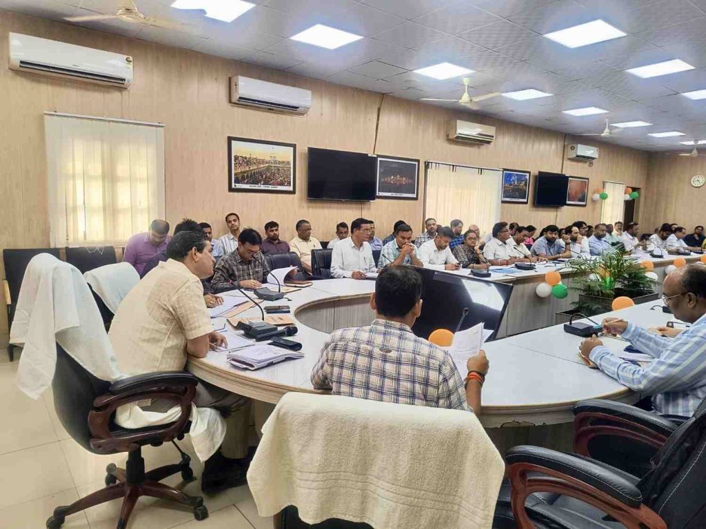 IGRS शिकायतों में लापरवाही पर डीएम सख्त, 20 से अधिक अधिकारियों को कारण बताओ नोटिस।