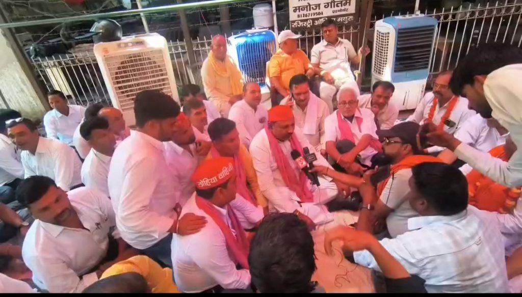 कातिबों के आंदोलन को समाजवादी पार्टी का समर्थन, निजीकरण के फैसले पर उठाए सवाल।