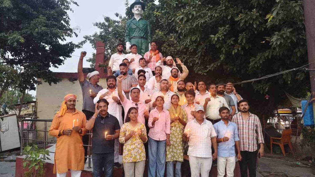 बिहार हत्याकांड और लखनऊ अग्निकांड के मृतकों को बस्ती में कैंडल मार्च निकालकर दी गई श्रद्धांजलि।