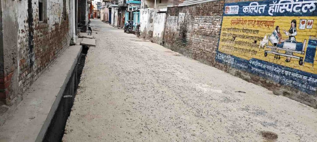 ग्राम सेमरा में लगभग आठ महीने पूर्व बनी सीसी सड़क की उखाड़ने लगी गिट्टी।