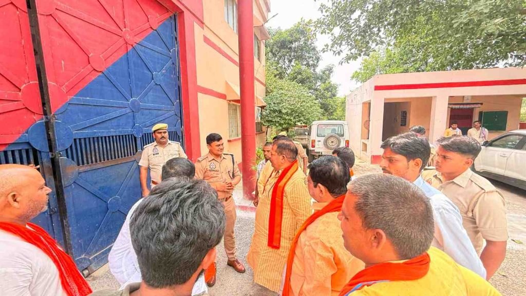 पूर्व विधायक ने बनगवां पड़ाईन में विगत दिनों हुई घटना के संबंध में जिला कारागार में बंद पीड़ित परिवार से की मुलाकात।