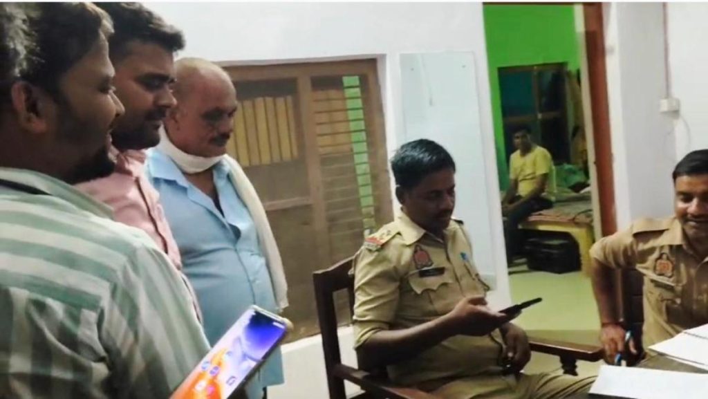 मंदिर परिसर में शराब पीने का विरोध करना पड़ा भारी, चौकीदार से मारपीट; मुकदमा दर्ज, गिरफ्तारी की मांग।