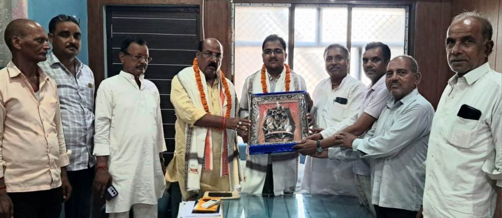 जिला योजना अधिकारी पद पर चयनित प्रभात सिंह का व्यापारियों ने किया सम्मान।