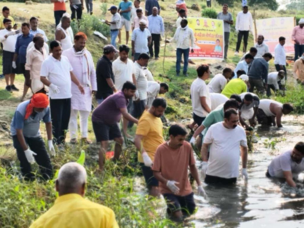 कुवानों नदी के महादेवा घाट पर जन सहयोग से चला स्वच्छता अभियान।