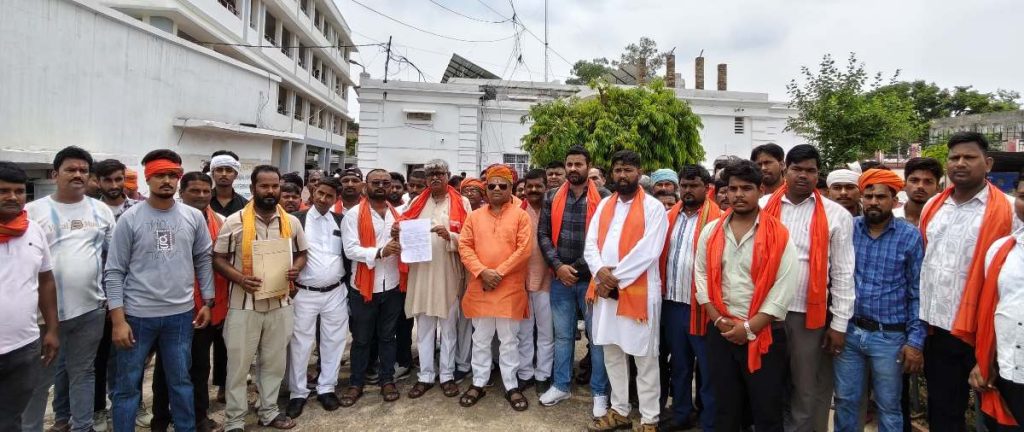 पीड़ित परिवार को न्याय दिलाने की मांग, विश्व हिंदू महासंघ ने एसपी को सौंपा ज्ञापन।