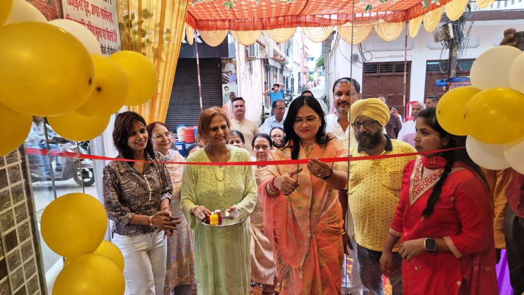 डा. सुनीता सिंह ने किया मोनालिसा फैशन एण्ड ब्यूटी केन्द्र का उद्घाटन।