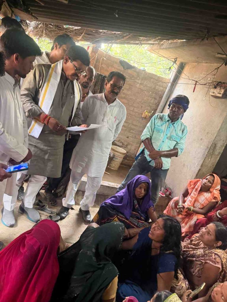 हत्या पीड़ित परिवार से मिले मा० विधायक, दोषियों पर सख्त कार्रवाई का दिलाया भरोसा।