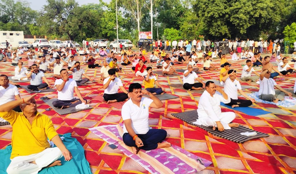 अंतर्राष्ट्रीय योग दिवस पर मा० विधायक के नेतृत्व में भव्य योग शिविर का आयोजन, पौधरोपण कर दिया पर्यावरण संरक्षण का संदेश।