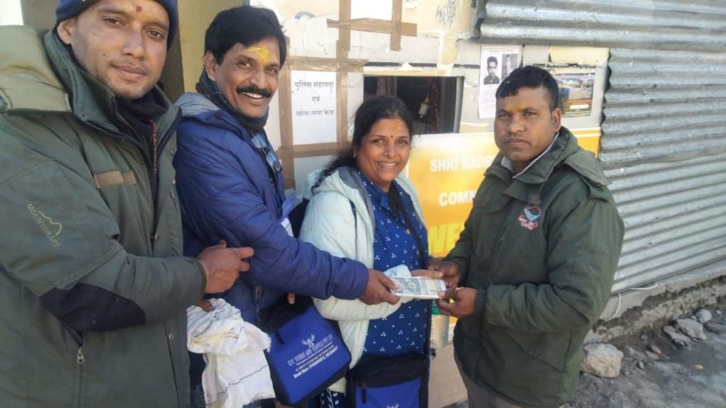 उत्तराखंड पुलिस की ईमानदारी की मिसाल: हैदराबाद के तीर्थयात्री का ₹40 हजार नकदी व दस्तावेजों से भरा बैग लौटाया।