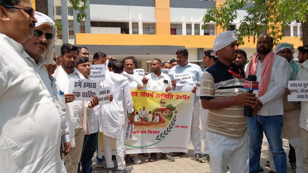 पंचायत चुनाव जल्द कराने की मांग को लेकर सहजनवा तहसील पर प्रदर्शन, राज्यपाल को सौंपा ज्ञापन।