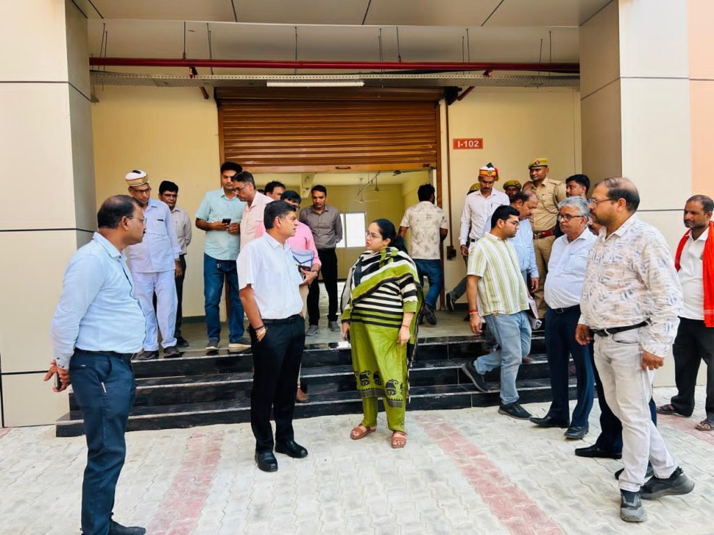 सीएम के प्रस्तावित कार्यक्रम की तैयारियों का मंडलायुक्त ने किया निरीक्षण।