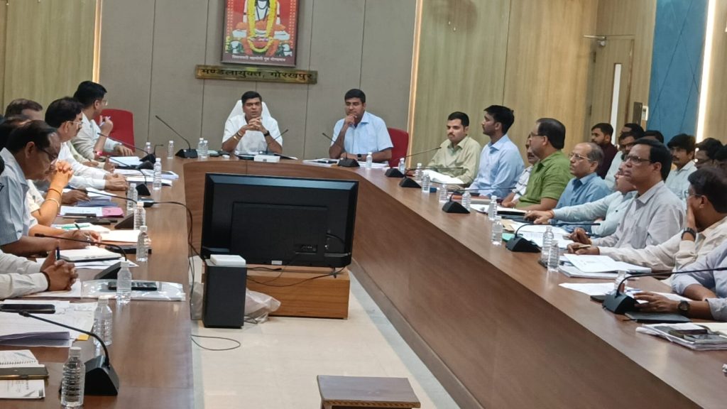 सीएमआईएस समीक्षा बैठक में मंडलायुक्त सख्त, लापरवाही पर नोटिस और वेतन रोकने के निर्देश।