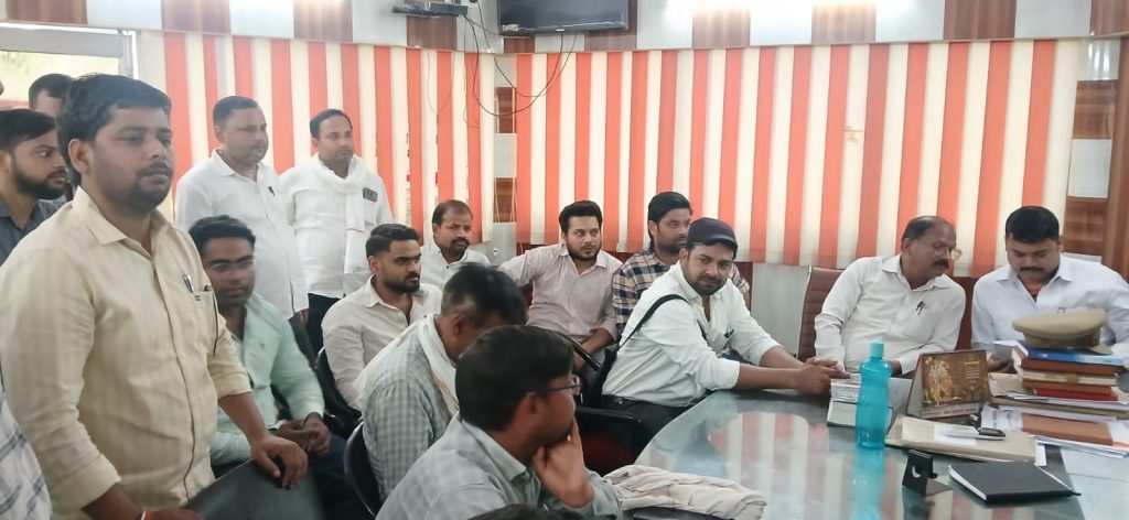 आय प्रमाण पत्र की जांच करने गए लेखपाल पर हमला, नाराज लेखपालों ने किया थाने का घेराव।