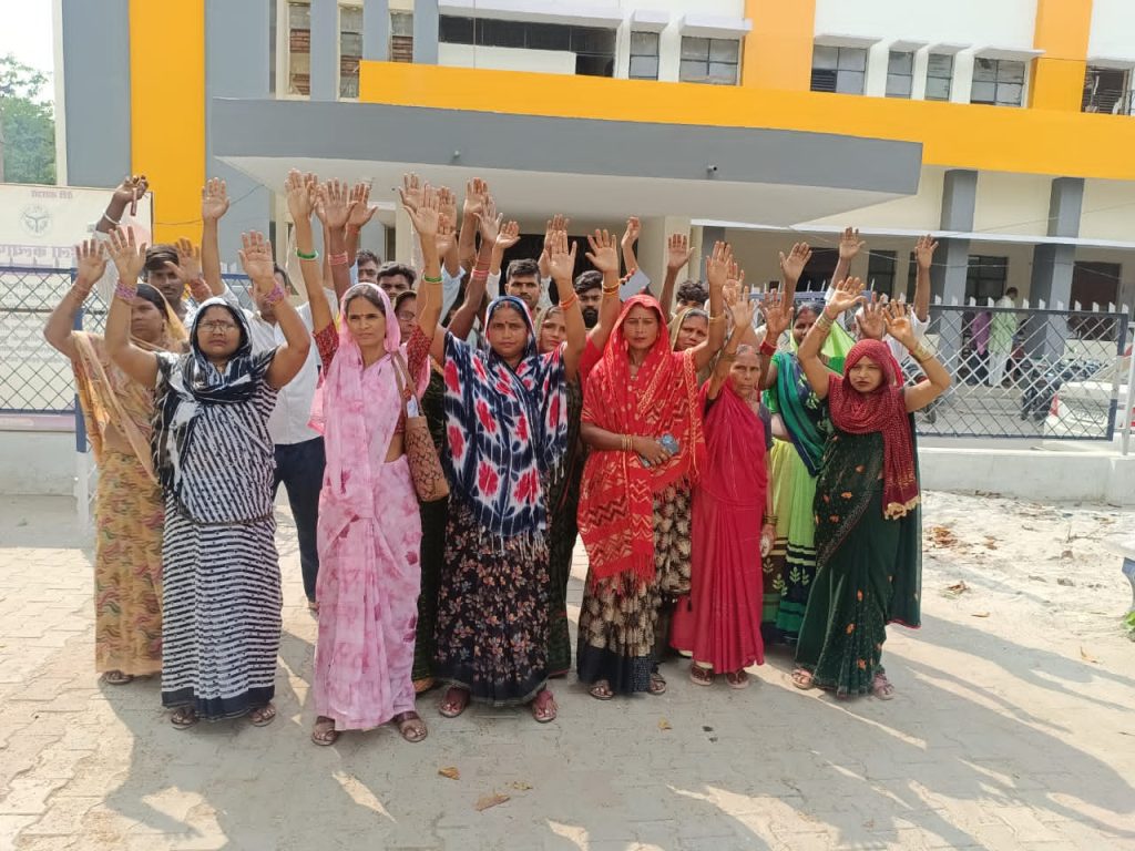 सार्वजनिक रास्ते पर अवैध कब्जे के विरोध में ग्रामीणों का प्रदर्शन, तहसीलदार को सौंपा ज्ञापन।