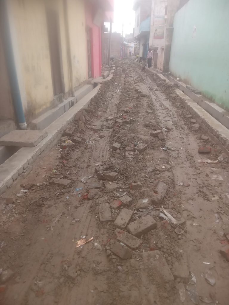 सीताकुंड वार्ड में उखड़ा खड़ंजा और दधीच कुंड की खराब लाइटों से लोग परेशान।