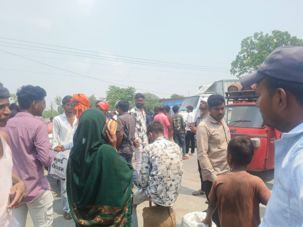 गैस आपूर्ति से परेशान उपभोक्ताओं ने एनएच-28 किया जाम, वाहनों की लगी लंबी कतार।