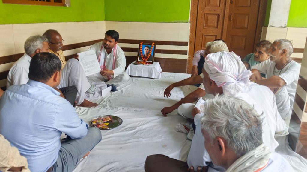 शहीद विपिन शर्मा को प्रियंका गांधी ने दी श्रद्धांजलि, परिजनों को सौंपा शोक संदेश।