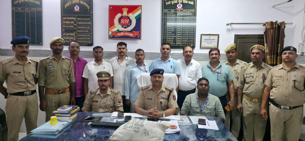 नशे के कारोबार पर शिकंजा, सत्याग्रह एक्सप्रेस में मिली 5.5 किलो चरस।