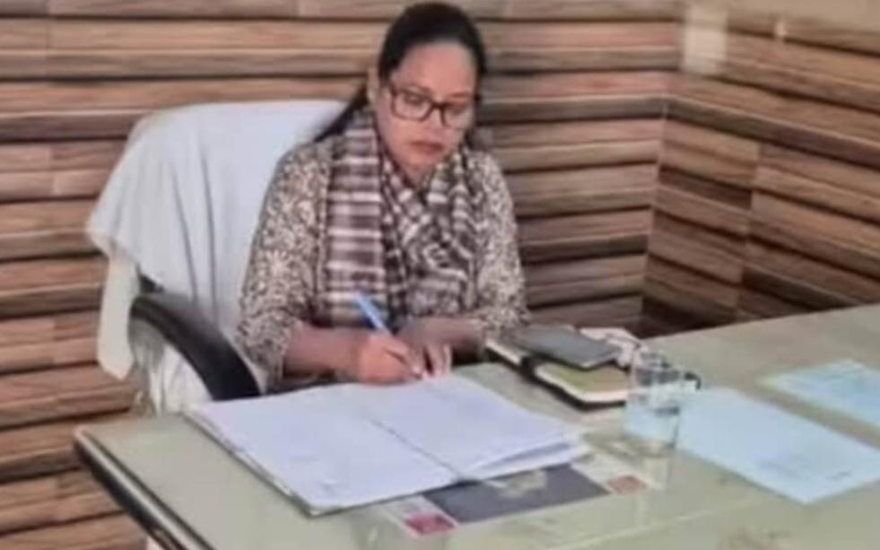 विद्यालय में ड्यूटी से नदारद गुरुजी पर कसा शिकंजा, रोका वेतन।